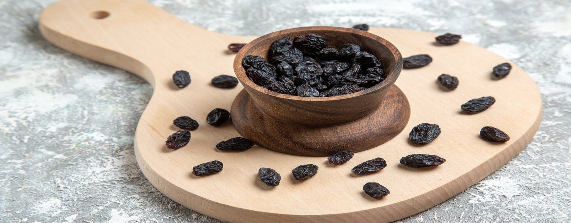 eating-6-soaked-black-raisins-a-day-11-health-benefits