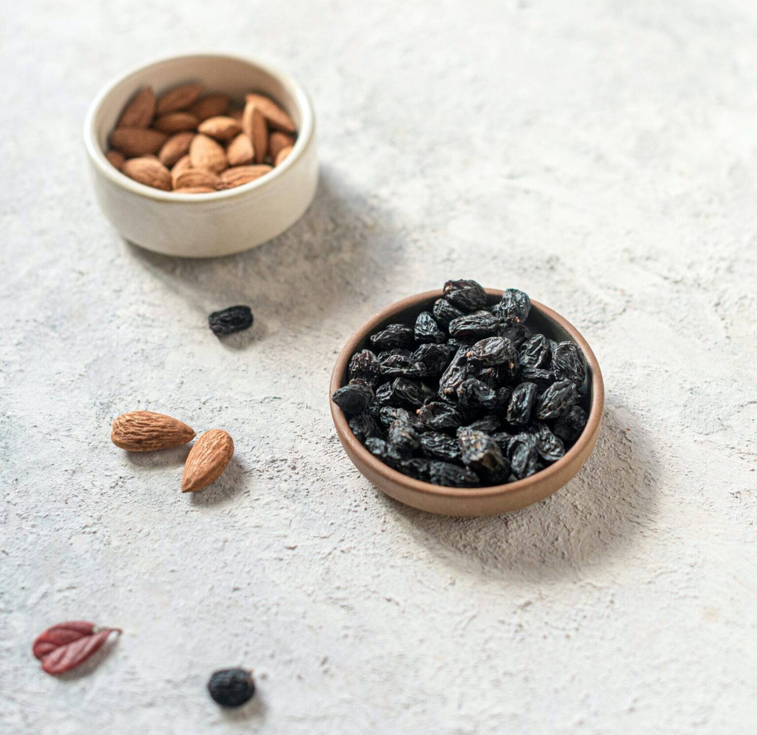 11 Health Benefits of Eating 6 Soaked Black Raisins a Day